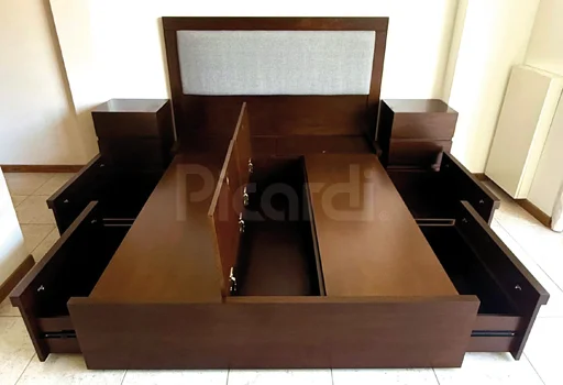 Cama con cajones y respaldo tapizado para dormitorio moderno