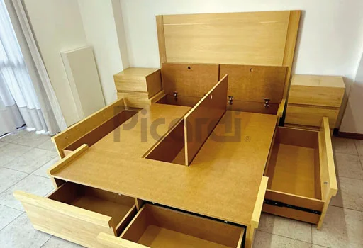 Cama con cajones y bauleras abiertas para maximizar el espacio de guardado
