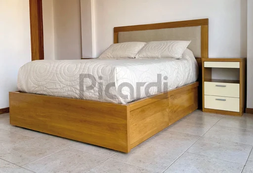 Cama moderna con respaldo tapizado y mesas de luz