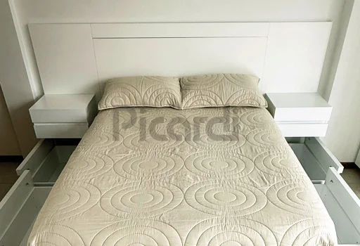 Dormitorio blanco con respaldo integral y mesas de luz flotantes de dos cajones
