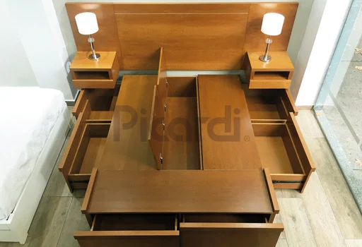 Dormitorio con cama box, mesas de luz flotantes y amplio espacio de guardado