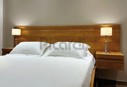 Dormitorio moderno con respaldo integral y mesas de luz flotantes