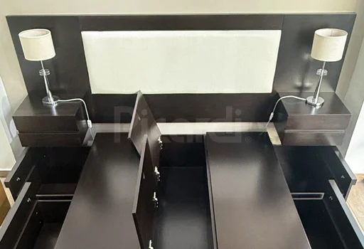 Dormitorio moderno con respaldo tapizado y mesas de luz flotantes